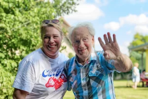Sommerfest beim Pflegedienst Imeraj mit fröhlichen Gästen im Garten